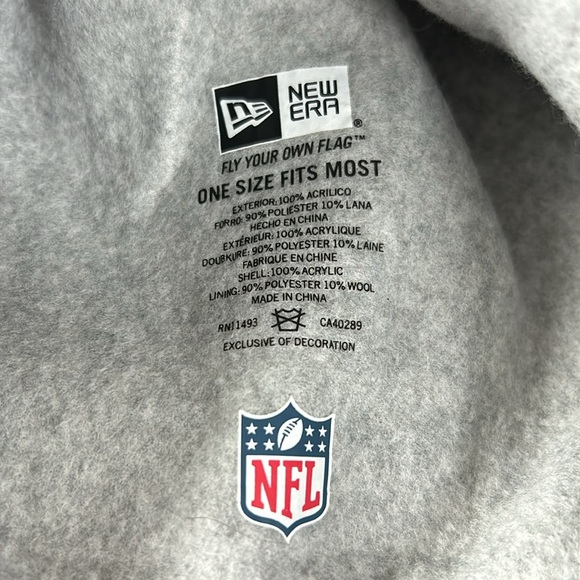 White Chicago Bears Stripling Cuffed Knit Hat with Pom - Picture 5 of 5